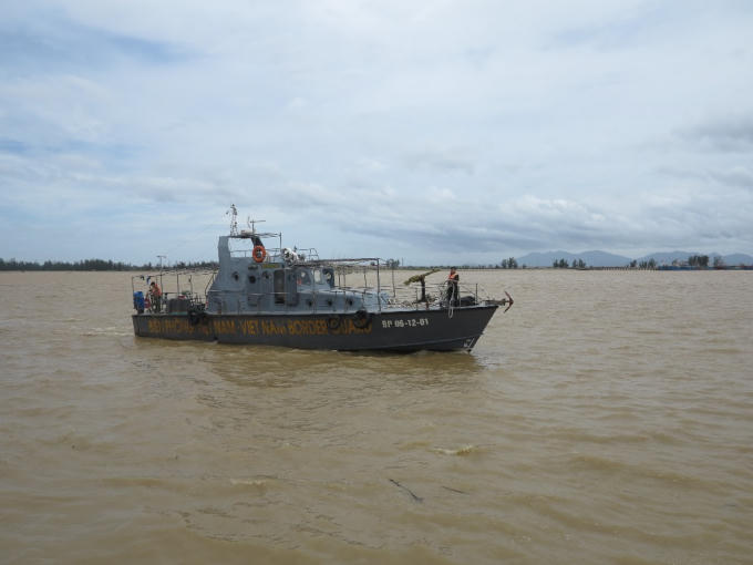 Tàu BP 06-12-01 đưa thi thể một nạn nhân (chưa xác định danh tính) vào bờ.