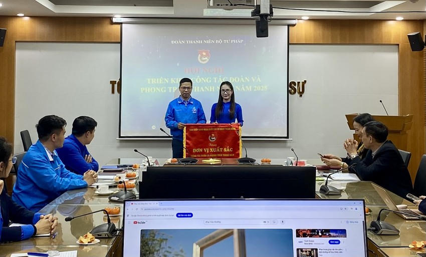 Đồng chí Nguyễn Ngọc Điệp - Phó Bí thư Đoàn Khối trao cờ thi đua cho Đoàn cơ sở Học viện Tư pháp.