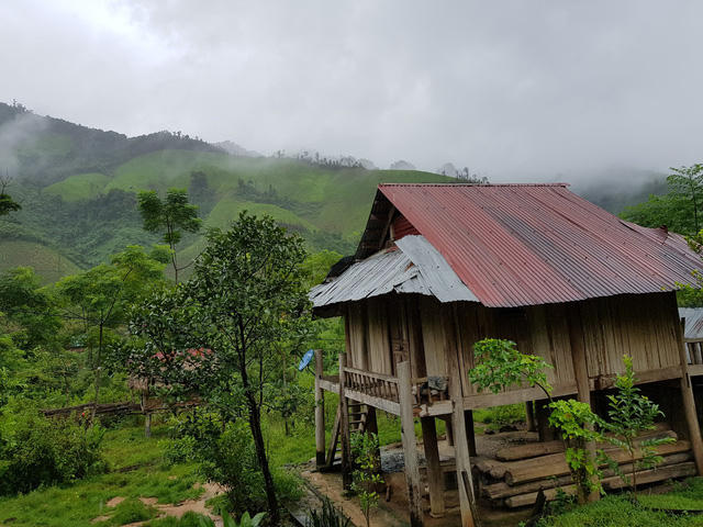 Nghệ An: Hơn 300 người d&acirc;n Khơ M&uacute; bị c&ocirc; lập trong nước lũ