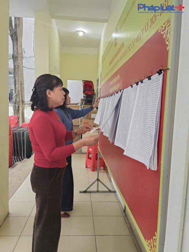 Cử tri tiếp cận thông tin của các ứng cử viên ứng cử Đại biểu Hội đồng Nhân dân phường Từ Liêm.