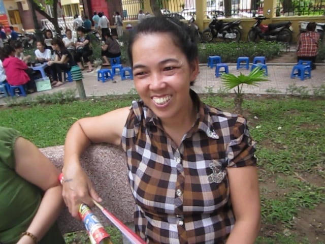 Chị Hạnh ở Thanh Oai cảm kích trước sự tiếp đón thân thiện lịch sự của các tình nguyện viên..