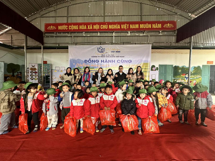 Đại diện HoliVN đã trao tặng nhiều phần quà cho các bé tại trường Mầm non số 2 Mường Mươn