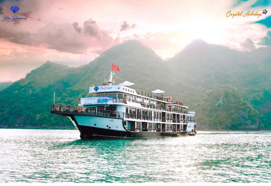 Tàu Blue Diamond phục vụ hành trình 2 ngày 1 đêm trên vịnh Lan Hạ (Hải Phòng).
