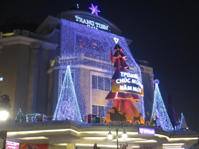 Không chỉ chào đón Giáng sinh mà dòng chữ "Chúc mừng năm mới" cũng được trang trí nổi bật tại TTTM Tràng Tiền PLAZA.