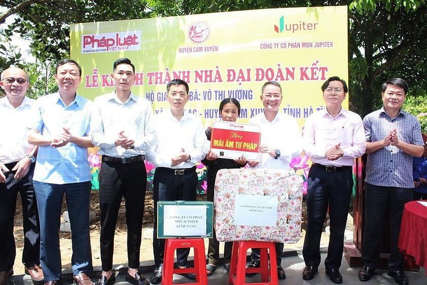 Đoàn công tác thực hiện nghi thức trao tặng "mái ấm tư pháp" cho gia đình chị Võ Thị Vượng (trú thôn Quang Trung 1, xã Cẩm Lạc, huyện Cẩm Xuyên).