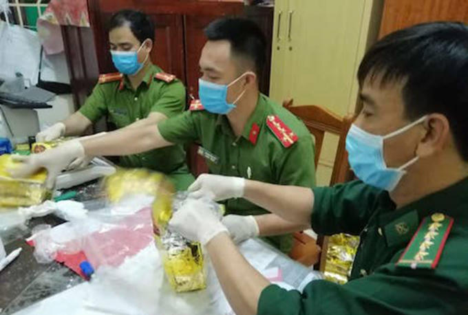 Lực lượng Bộ đội Biên phòng và Công an Nghệ An đang kiểm tra ma túy