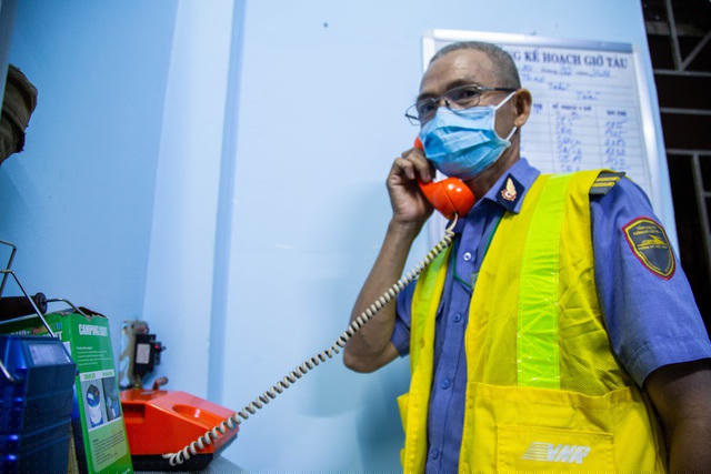 Sau khi tàu chạy qua chạm, anh Tuấn có nhiệm vụ gọi báo cho trạm tiếp theo để họ chuẩn bị hoặc gọi về đơn vị nếu xảy ra sự cố.
