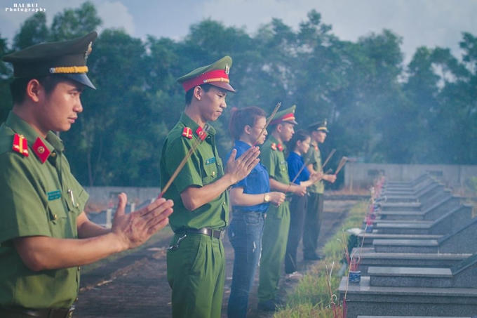 Kính cẩn nghiêng mình trước vong linh các anh hùng liệt sỹ.