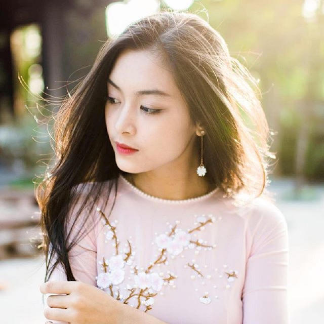 Gương mặt xinh đẹp, vóc dáng cân đối cùng chiều cao lý tưởng 1,72 m, nữ sinh Hải Phòng được nhận xét là tôn lên vẻ đẹp Á Đông khi diện áo dài truyền thống.