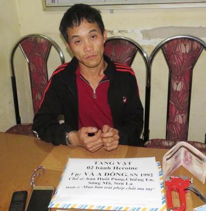 Đối tượng Và A Đông cùng tang vật tại cơ quan công an.