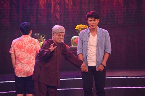 Minh Nh&iacute; quay quắt, r&agrave;n rụa nước mắt v&igrave; c&aacute;c con qu&ecirc;n đấng sinh th&agrave;nh