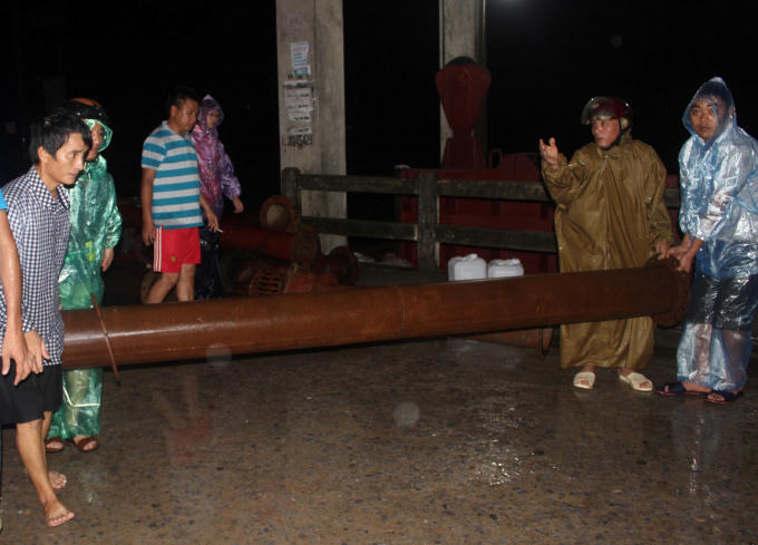 Máy bơm công suất lớn được lắp đặt ngay trong đêm.