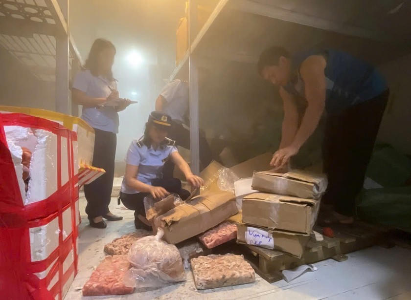 Hơn 2 tấn thực phẩm không rõ nguồn gốc được phát hiện tại hộ kinh doanh Đức Phúc. (Ảnh: dms.gov.vn)