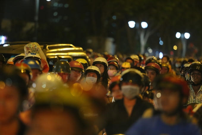 Kể từ lúc này, các con đường dẫn vào trung tâm thành phố Hồ Chí Minh bắt đầu đông nghẹt người. Do một số tuyến đường chính bị phong tỏa để phục vụ cho chương trình bắn pháo hoa nên nhiều người phải chọn lộ trình khác khiến cho tình trạng ùn ứ giao thông kéo dài