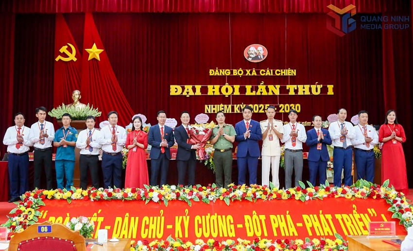 Thiếu tướng Trần Văn Phúc, Uỷ viên BTV Tỉnh uỷ, Giám đốc Công an tỉnh tặng hoa chúc mừng BCH Đảng bộ xã Cái Chiên, nhiệm kỳ 2025-2030.