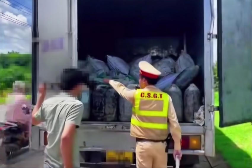 Công an Đồng Nai phát hiện xe tải chở gần 7 tấn mỡ động vật không rõ nguồn gốc.