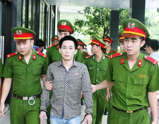 Bị cáo Trần Xuân Vinh bị dẫn đến phòng xử.