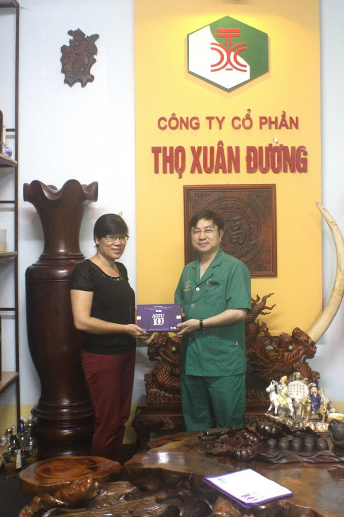 TS.Lương y Phùng Tuấn Giang tặng sản phẩm hỗ trợ điều trị ung thư Anti - U100 cho cô Đỗ Minh Dung (vợ bác Minh).