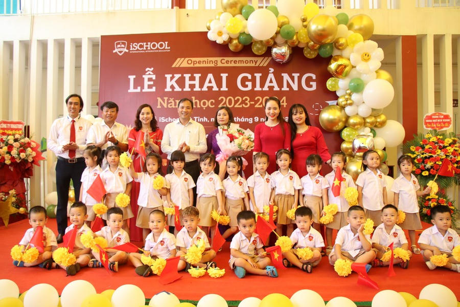 Bí thư Tỉnh ủy Hoàng Trung Dũng cùng đại diện sở, ban ngành tặng hoa chúc mừng một số điểm trường nhân dịp khai giảng năm học mới.