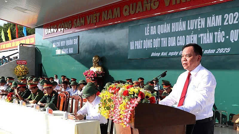 Chủ tịch UBND tỉnh Đồng Nai Võ Tấn Đức phát biểu giao nhiệm vụ huấn luyện cho Bộ CHQS tỉnh.