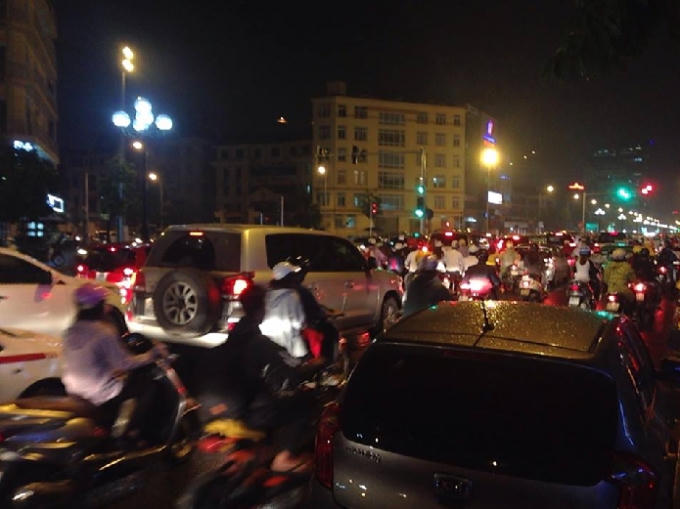 Dòng người dày đặc trong cơn mưa tầm tã.
