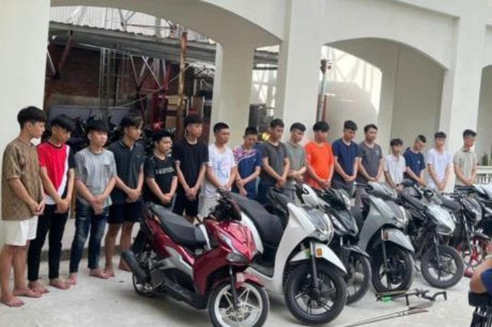 Bắt tạm giam 14 thanh thiếu niên mang hung khí "diễu" phố.