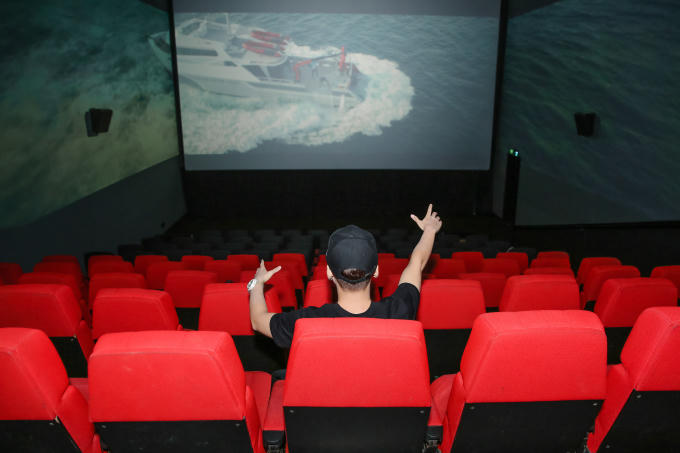 Xem phim ScreenX, mọi người một lúc xem được 3 màn hình chiếu với chất lượng hình ảnh và âm thanh được nâng lên dữ dội gấp nhiều lần.