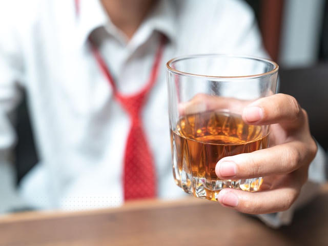 Ethanol trong đồ uống có cồn cung cấp một ít năng lượng, khiến người uống rượu bia có cảm giác no giả không muốn ăn