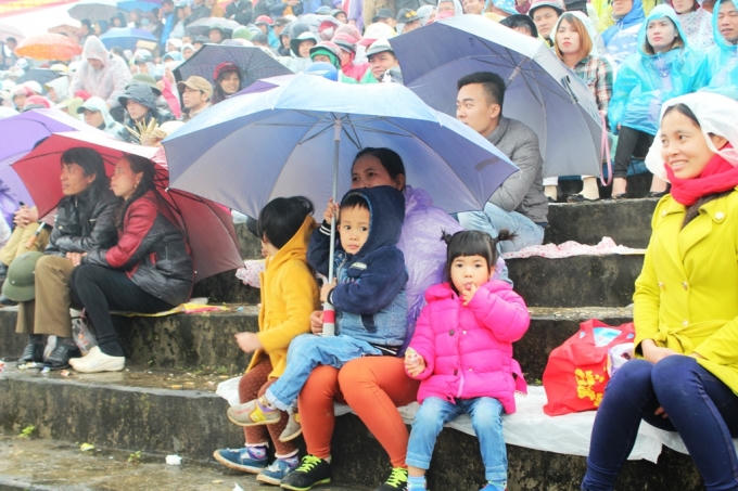 Người lớn, trẻ em, trai, gái đều có mặt để cổ vũ cho những “ ông cầu”.