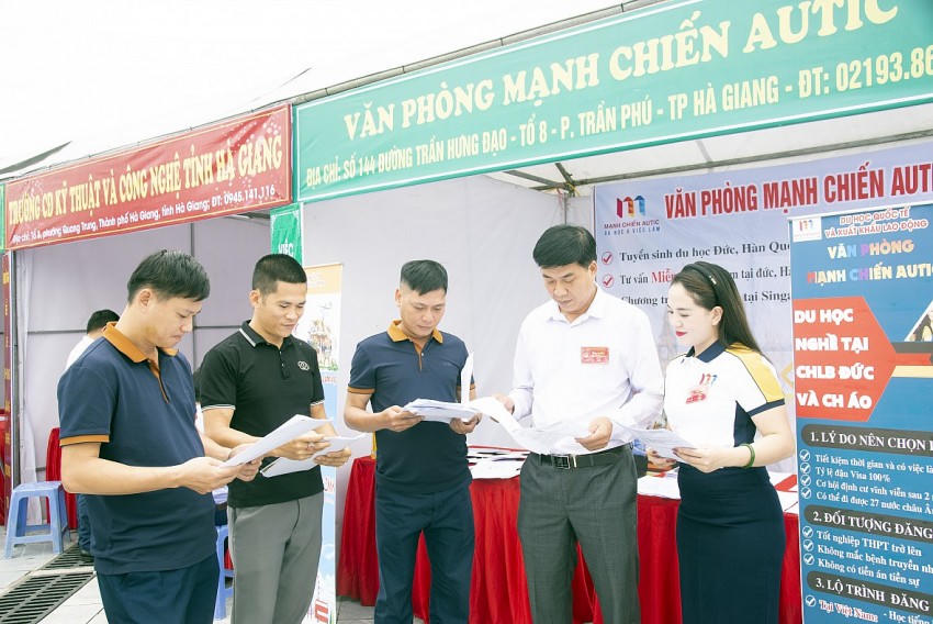 Các doanh nghiệp giới thiệu cho đoàn viên, thanh niên trên địa bàn về quyền lợi khi tham gia lao động. (Ảnh: M. Lan).