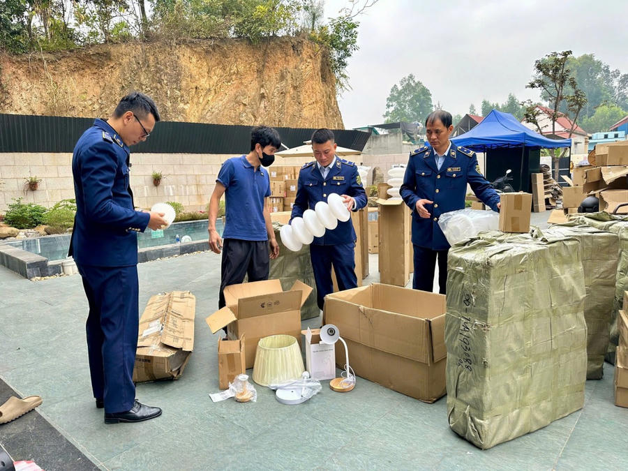 Giám sát, kiểm tra, kiểm soát thị trường và xử lý nghiêm theo quy dịnh của pháp luật đối với các mặt hàng thiết yếu trên các kênh bán lẻ, đại lý không chính thức. (Ảnh: dms.gov.vn)