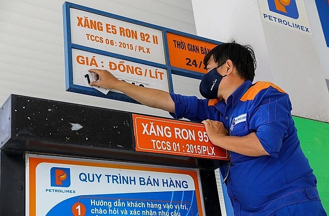 Giá xăng dầu đồng loạt được điều chỉnh tăng, giá dầu được điều chỉnh tăng mạnh với mức tăng 630 đồng/ lít. Ảnh minh họa.