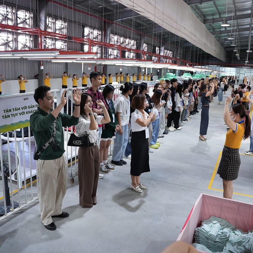 Khách mời được chào đón nhiệt tình bởi đội ngũ nhân viên của Nhà máy Hạnh Phúc với một bài nhảy đầy năng lượng