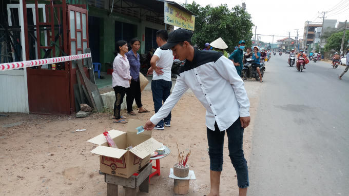 Người dân quyên góp tiền cho gia đình mai táng nạn nhân.