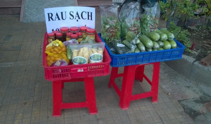 Một rổ thực phẩm gắn mác rau sạch được bày bán trên vỉa hè tại TP.HCM. Ảnh: Nguyễn Trung Thành.
