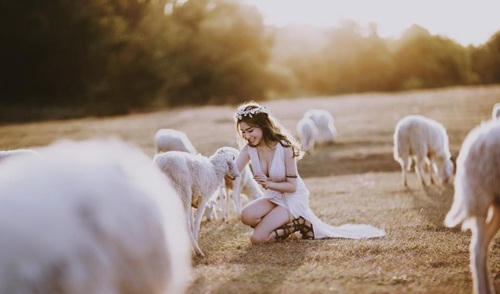 Mặc dù thay đổi phong cách nhưng Elly Trần vẫn không quên khoe lợi thế hình thể của mình.