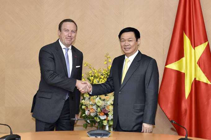 Phó Thủ tướng Vương Đình Huệ và ông Jen Ruebbert, Chủ tịch EuroCham.