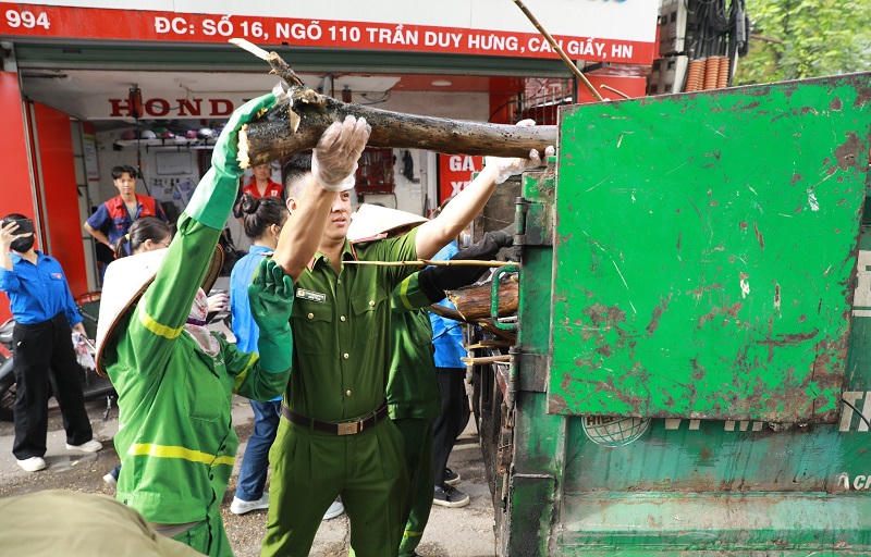 Chung tay cùng người dân trong công tác bảo vệ môi trường