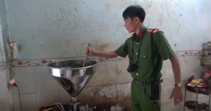 Lực lượng chức năng tiến hành kiểm tra cơ sở