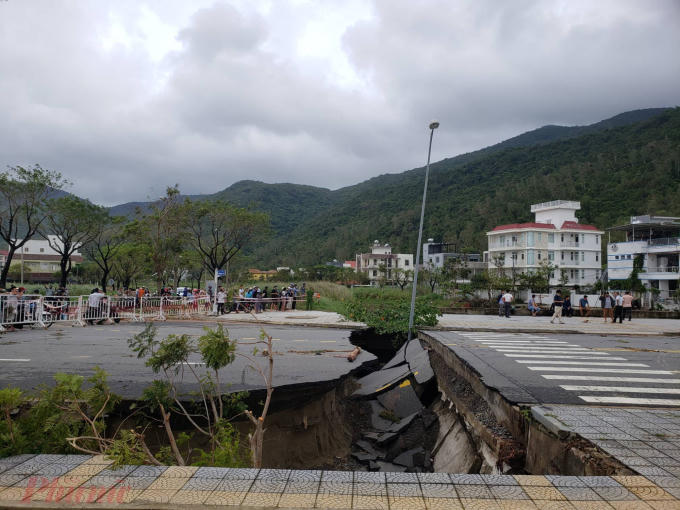 Mưa lũ gây sụp lở trên tuyến đường tại TP Đà Nẵng