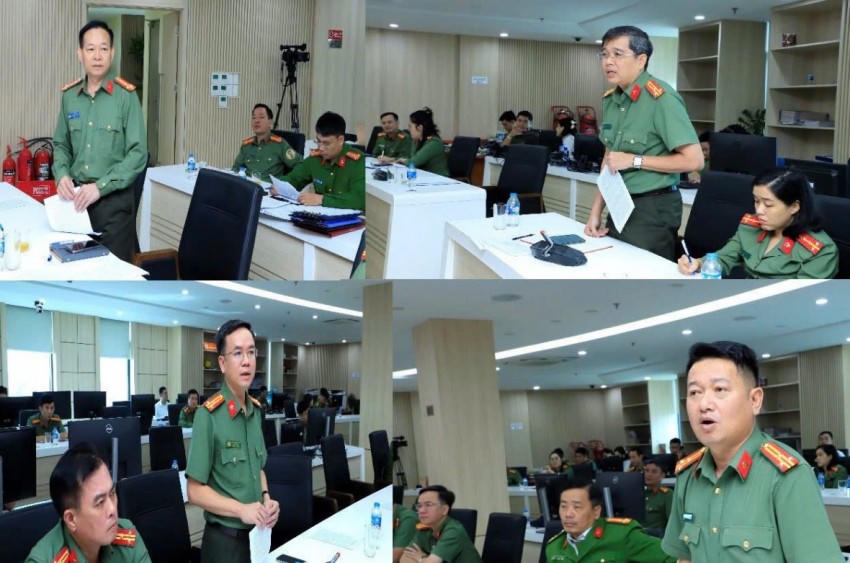 Công an hai địa phương trao đổi kinh nghiệm.