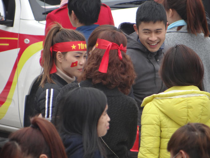 Ai cũng rạng rỡ khi đeo trên đầu tấm băng zôn thể hiện tình yêu Hội Lim, yêu Việt Nam.