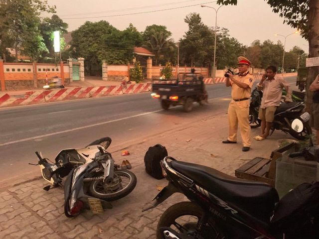 Hiện trường nữ sinh bị cướp giật điện thoại, kéo lê hơn chục mét trên đường.