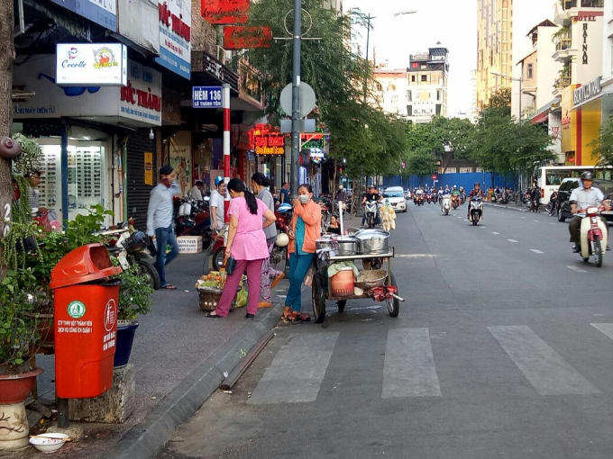 Hàng rong tràn lòng đường Lê Thánh Tôn.