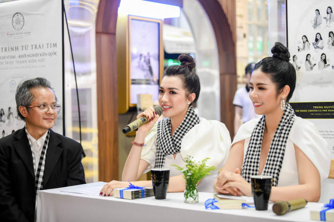Ba nàng hậu giao lưu, tặng sách tại Lễ hội cà phê Buôn Ma Thuột