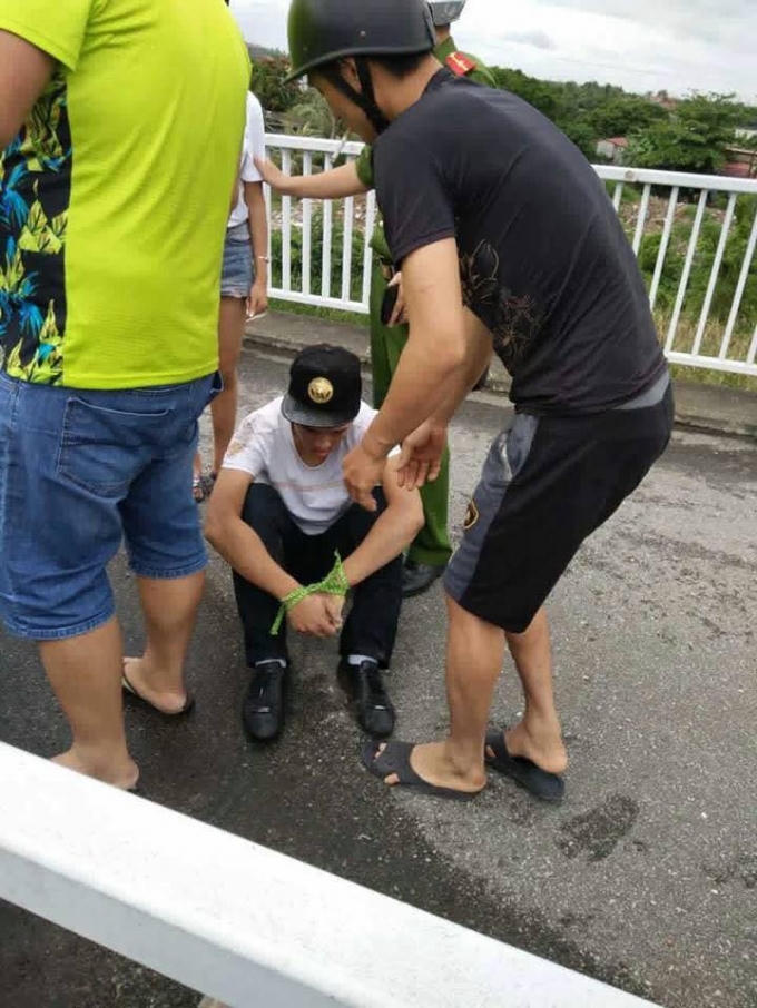 Sau màn rượt đuổi, với sự hộ trợ của người dân, tên cướp đã bị tóm gọn.