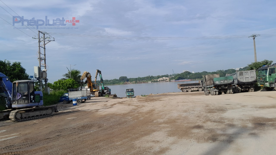 Bãi trung chuyển cát ngoài bãi sông Hồng, nơi những chiếc xe tải ra, vào lấy cát.