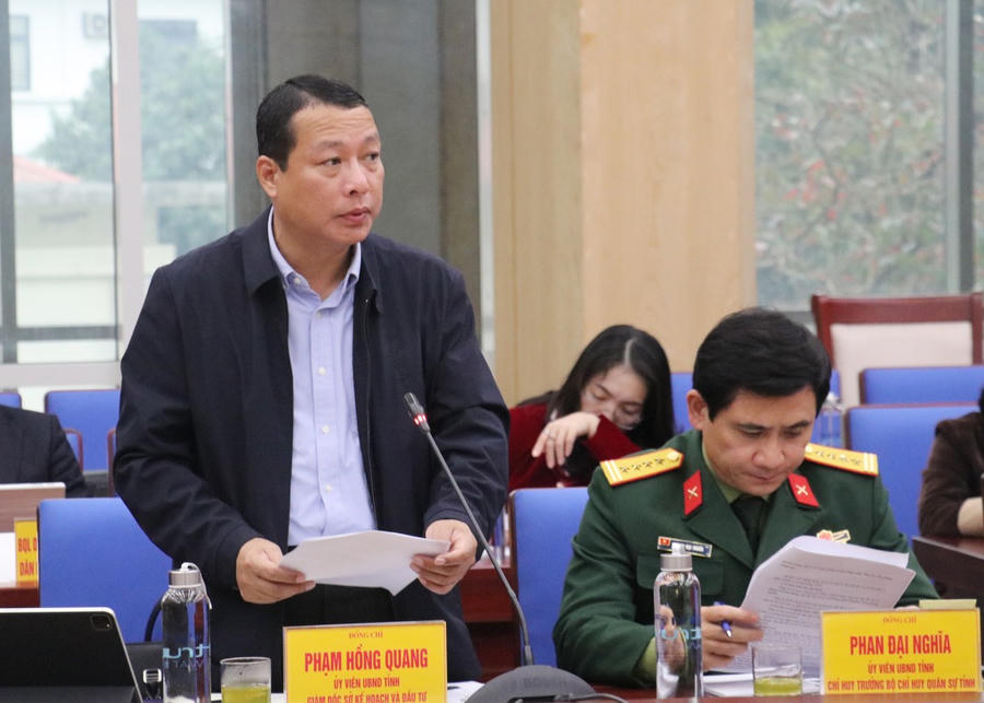 Giám đốc Sở KH&ĐT Phạm Hồng Quang báo cáo tình hình thực hiện kế hoạch phát triển kinh tế - xã hội tại cuộc họp.