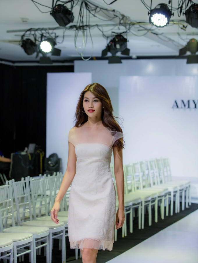 Quỳnh Ch&acirc;u diện phong c&aacute;ch chất lừ tr&ecirc;n s&agrave;n tập catwalk