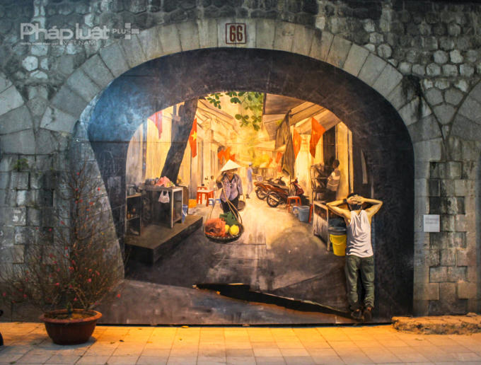 Cũng là quang cảnh sinh hoạt của người dân Hà Nội nhưng có nét hiện đại